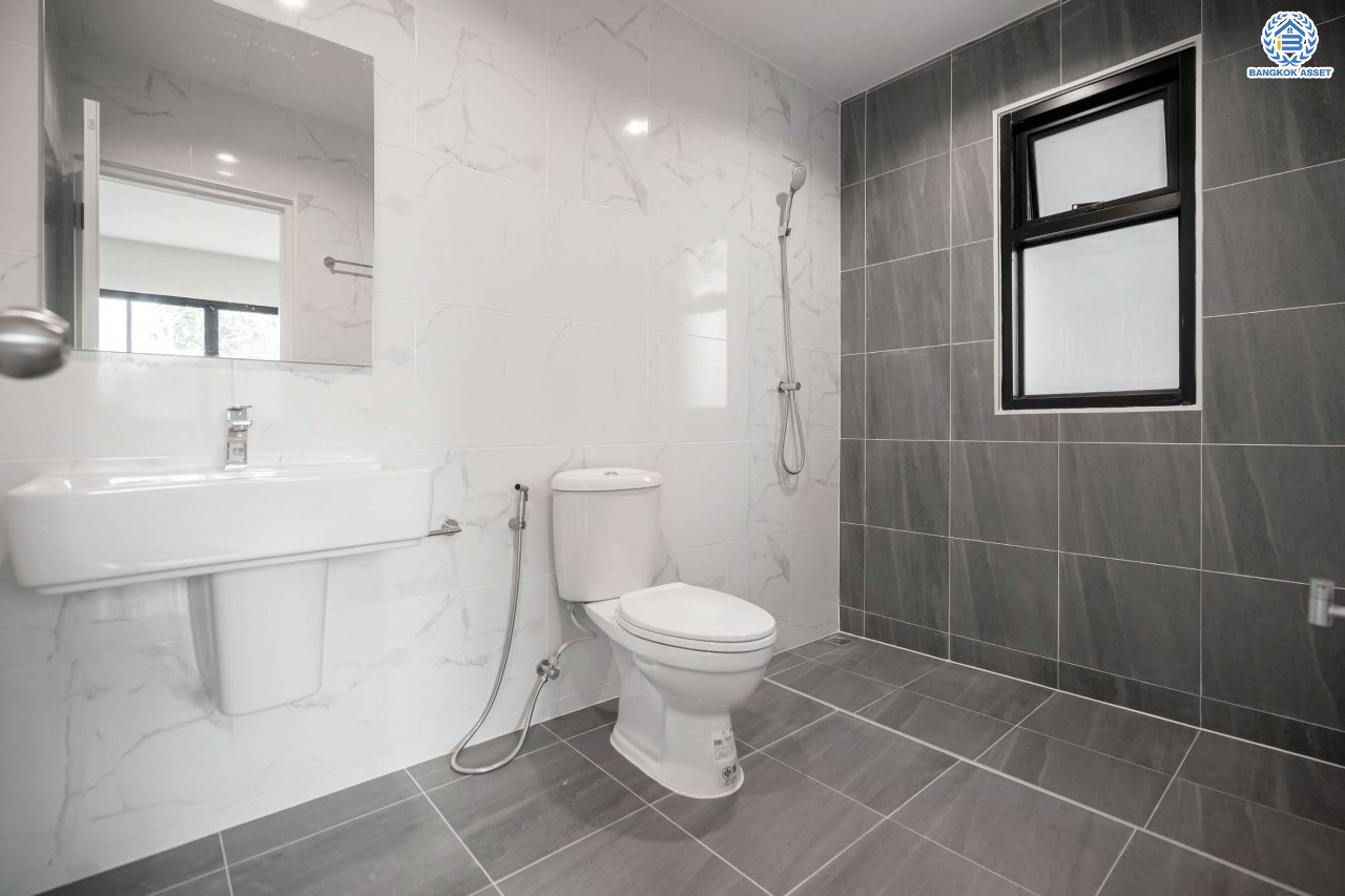 บ้านมือสองตกแต่งใหม่ แบรนด์ LH โครงการ ชัยพฤกษ์ บางบัวทอง หลังใหญ่ วิวสวนสาธารณะ เนื้อที่ 55.5 ตร.ว. ฟังก์ชัน 3 ห้องนอน 3 ห้องน้ำ 1 ห้องแม่บ้าน จอดรถได้ 1 คัน พร้อม Facilities ครบครัน บนทำเลเดินทางสะดวก ติดถนนบางกรวย-ไทรน้อย ใกล้เซ็นทรัลเวสต์เกต และรถไฟฟ้าสายสีม่วง "สถานีบางพลู"